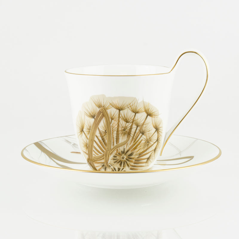tazza da tè in porcellana con piatto