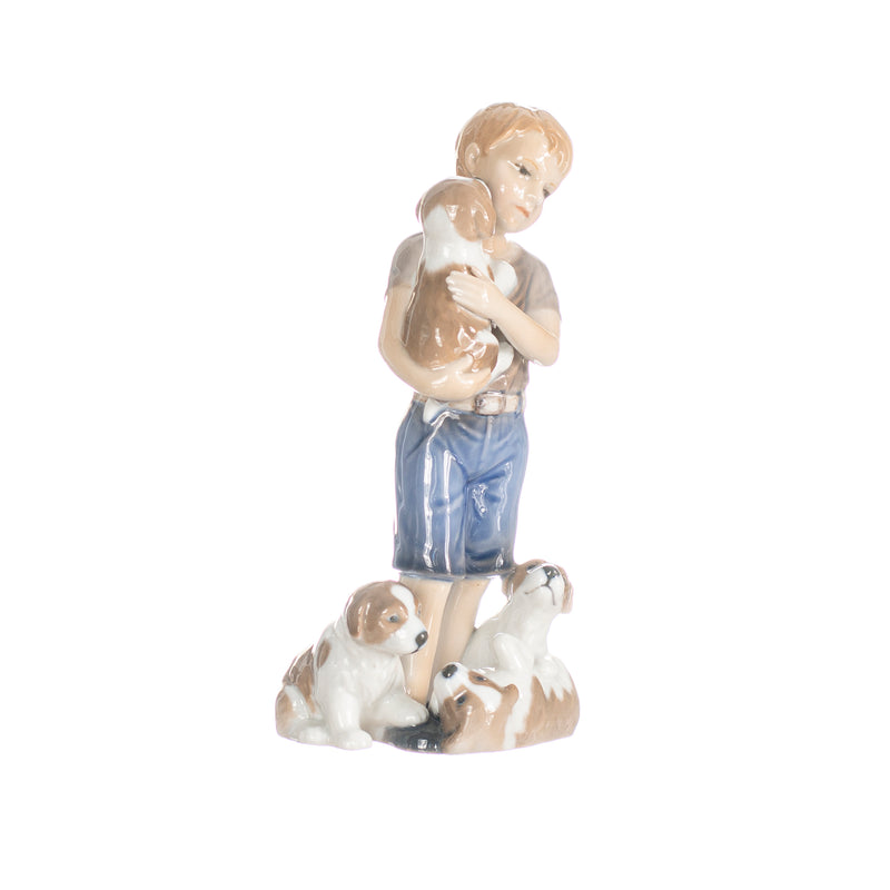statuina ragazzo con cuccioli in porcellana decorata a mano