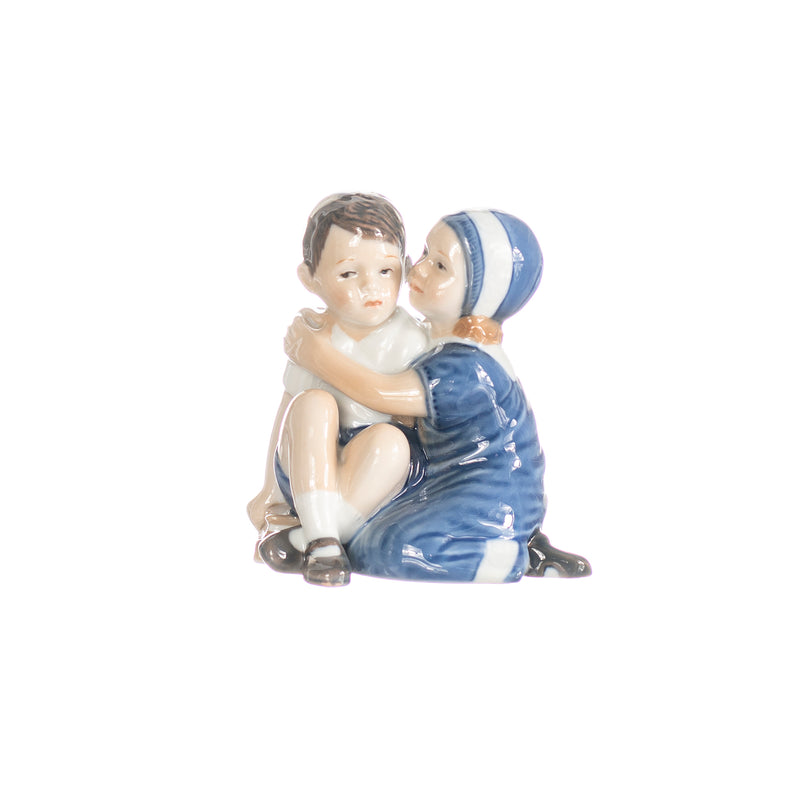 statuina abbraccio bambini in porcellana decorata a mano