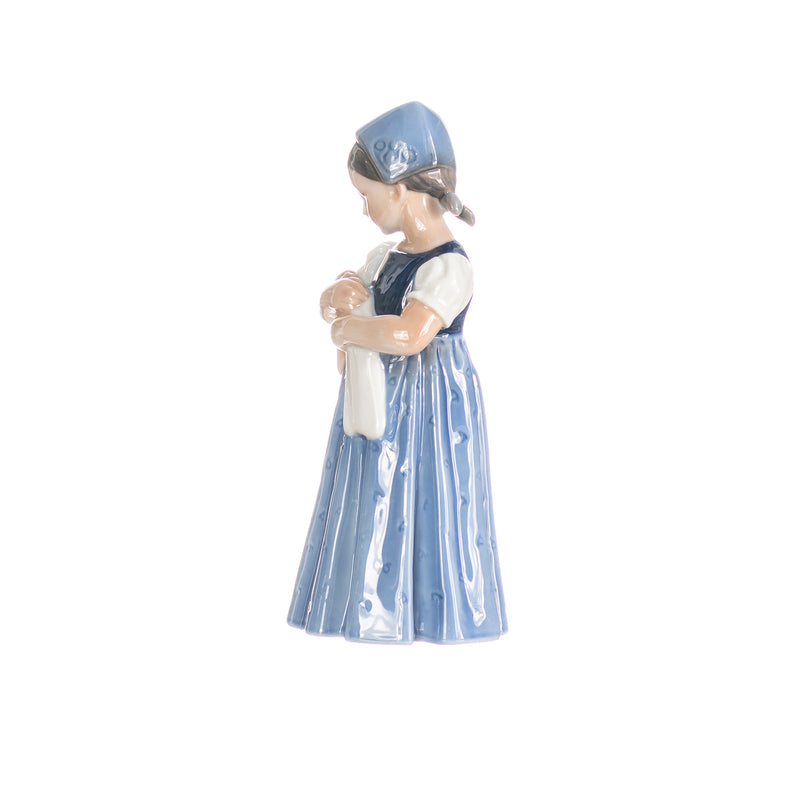 statuina bimba con bambola blu in porcellana decorata a mano