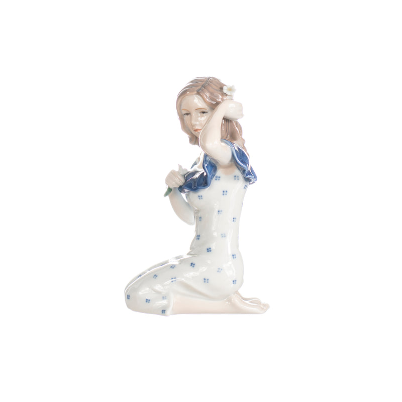 statuina giovane donna con fiore in porcellana decorata a mano