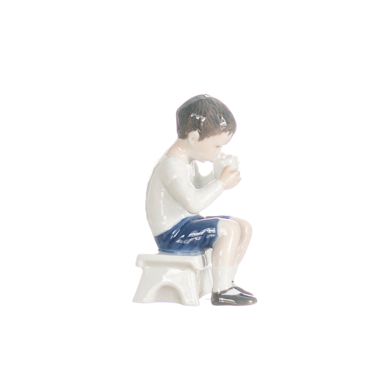statuina bimbo seduto in porcellana decorata a mano