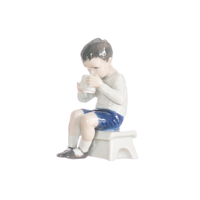 statuina bimbo seduto in porcellana decorata a mano