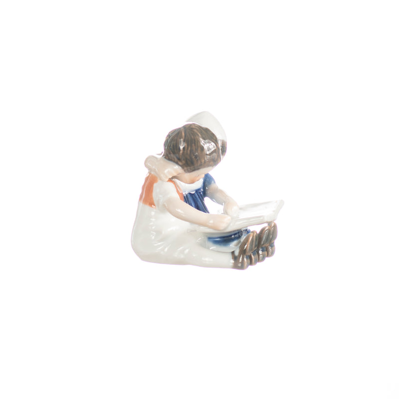 statuina bimbi con libro in porcellana decorata a mano