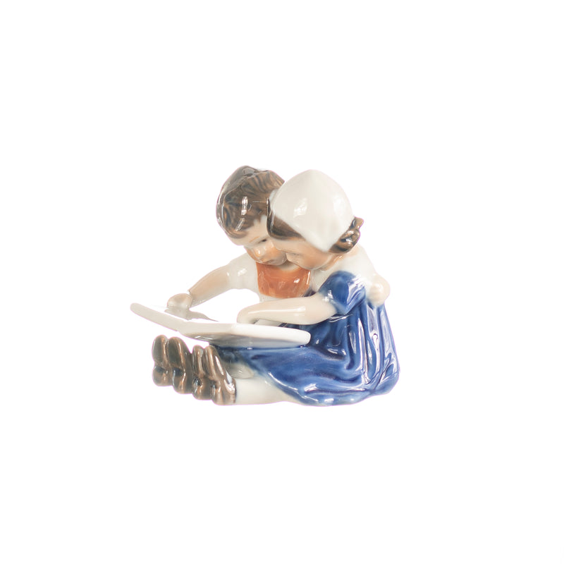 statuina bimbi con libro in porcellana decorata a mano